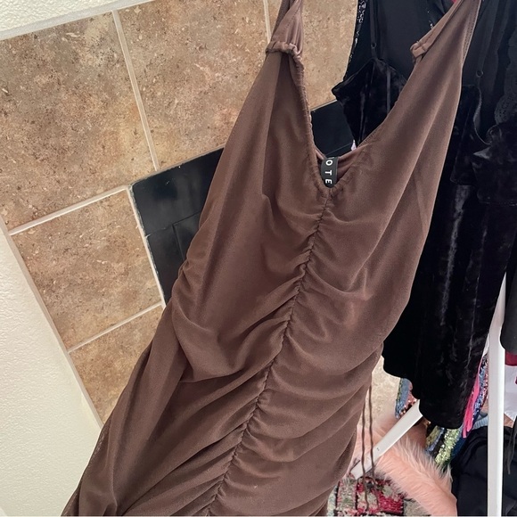 Motel Chocolate ruched mini bodycon dress - Picture 10 of 10